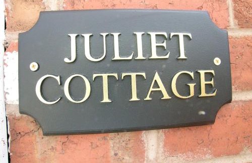 Saintbury House | Juliet Cottage HOT TUB Sleeps 3 Singles or Double