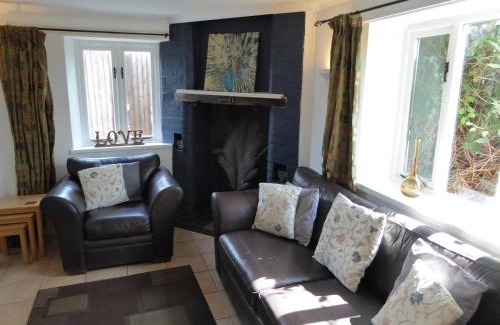 Saintbury House | Juliet Cottage HOT TUB Sleeps 3 Singles or Double