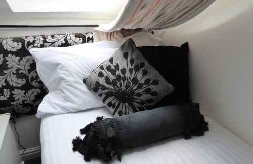 Saintbury House | Juliet Cottage HOT TUB Sleeps 3 Singles or Double