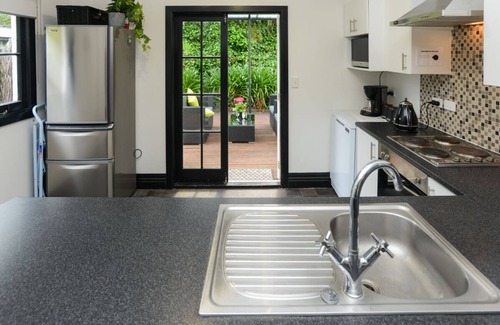 Bluff Hill Cottage | Juliet's Cottage - Napier Holiday Home