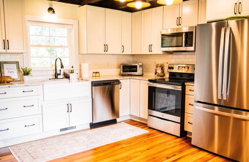 Clifford Cottage | JULY DISCOUNT! Romantic 2 BR 2 story w/mountain views and stunning outdoor space