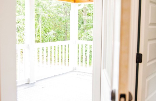 Clifford Cottage | JULY DISCOUNT! Romantic 2 BR 2 story w/mountain views and stunning outdoor space