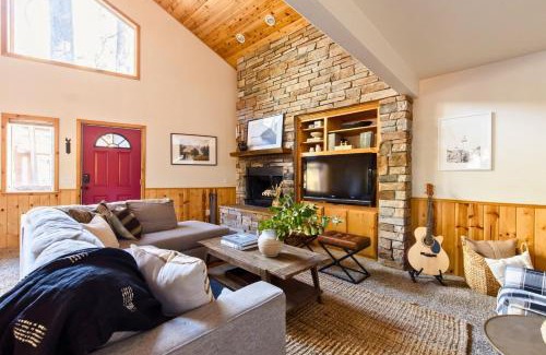 Summit Estates House | Jumper By AvantStay Serene Stylish Cabin w Hot Tub