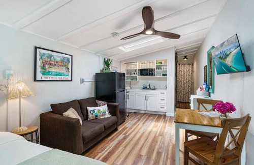 Riverside Park Condo | Jungle Fortress - Cozy Studio/Mins to Airport+Port