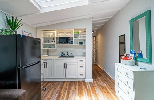 Riverside Park Condo | Jungle Fortress - Cozy Studio/Mins to Airport+Port