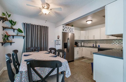 Riverside Park Condo | Jungle Fortress 2/2-Lush Home/Mins to Airport+Port