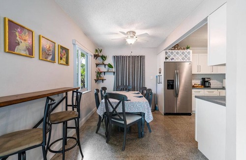 Riverside Park Condo | Jungle Fortress 2/2-Lush Home/Mins to Airport+Port