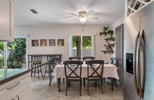 Riverside Park Condo | Jungle Fortress 2/2-Lush Home/Mins to Airport+Port