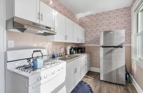 Westfield Apartment | Jungle Retreat! Parking/Yard/Wine/Firepit