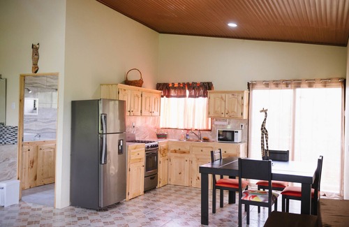 Parrita House | JUNGLE STUDIO 2 beds AC + POOL + ZIPLINE