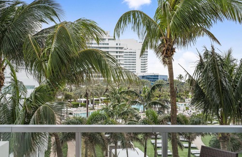 Mid Beach Apartment | Junior Suite at Fontainebleau Hotel Miami Beach
