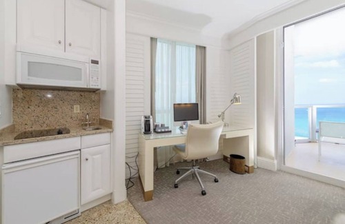 Mid Beach Apartment | Junior Suite @ FontaineBleau w/Direct Ocean Views