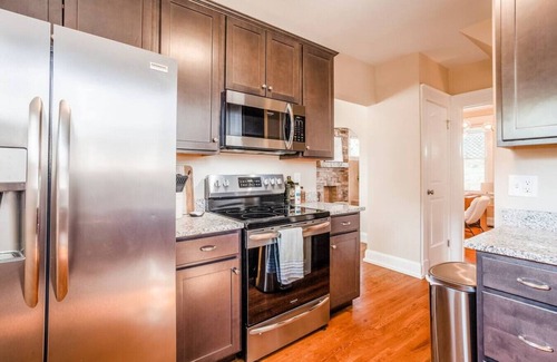 Oakley House | Juniper Hyde Park: 3B House Walk to HP Square, Wasson Trail