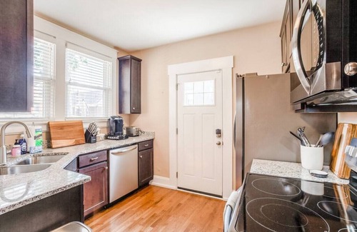 Oakley House | Juniper Hyde Park: 3B House Walk to HP Square, Wasson Trail
