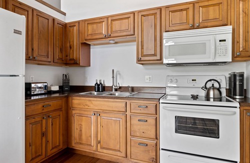 Paw Paw Lake House | Juniper Presents: Deluxe Vacay on Bluff Overlooking PawPaw Lke, Elegant+Comfy