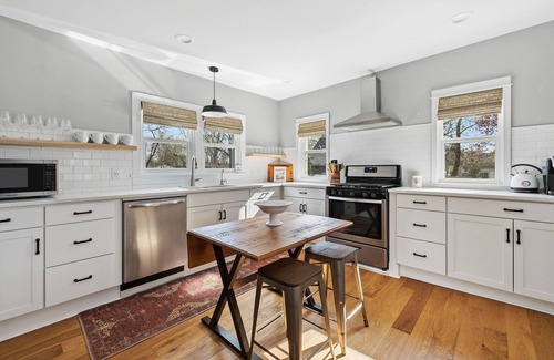 Three Oaks House | Juniper Presents: Elegant & Cozy Guesthouse w/Hot Tub + Firepit, Walk to Town
