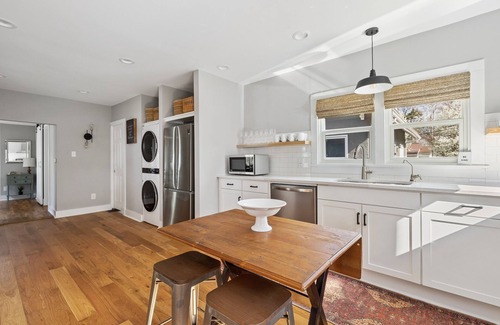 Three Oaks House | Juniper Presents: Elegant & Cozy Guesthouse w/Hot Tub + Firepit, Walk to Town
