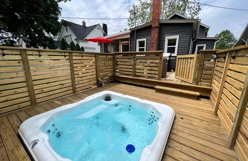 Three Oaks House | Juniper Presents: Elegant & Cozy Guesthouse w/Hot Tub + Firepit, Walk to Town