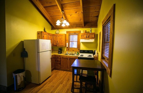 Slade Cabin | Just 1 mile from Natural Bridge State Park!