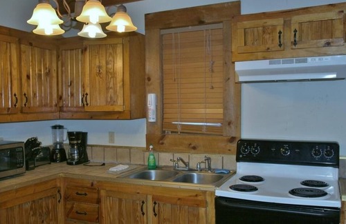 Slade Cabin | Just 1 mile from Natural Bridge State Park!