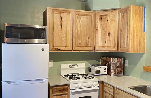 Moonridge Cabin | JUST FOR 2! NEAR ENTERTAINMENT/RESTAURANTS - HOT TUB - FIRE PIT - BBQ & A/C