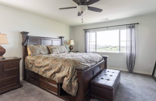 Redlands House | Just like being at home! (3 Bedrooms) w/ Access to park with a walking trail.