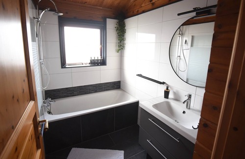 Gramsbergen Ski Chalet | Just Relax , 6 Persoons Comfortabel, Gezellig Vakantiehuis, met Veel Vertier