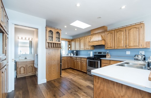 White Rock House | Just steps from the beach! East Beach White Rock!