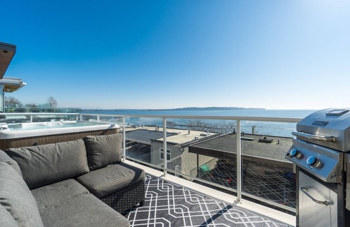 White Rock House | Just steps from the beach! East Beach White Rock!