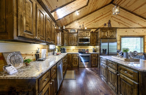 Octavia Cabin | Just the Two of Us River Front Luxury Cabin -Private/Romantic/Hot Tub