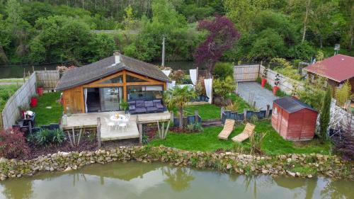 Muizon House | KÄBANE 85, Lodge avec spa au bord de l'eau