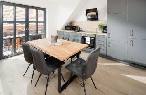 Greetsiel Apartment | Küsten Suite West seitliche Wasserlage, 1 Balkon, 90qm