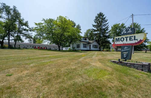 Clayton Apartment | K's Motel with Stunning St. Lawrence River Views - Room 7