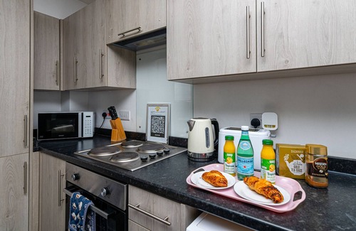 George Green Apartment | K Suites - Modern Central 1 bed w/ free parking