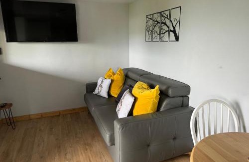 Ammanford Ski Chalet | Kabin in the woods with Hot Tub
