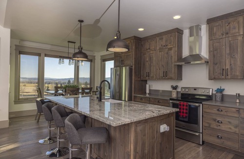 Star Valley Ranch House | KABINO: NEW! Huge Views Garage Gym Room Fishing Snowmobile