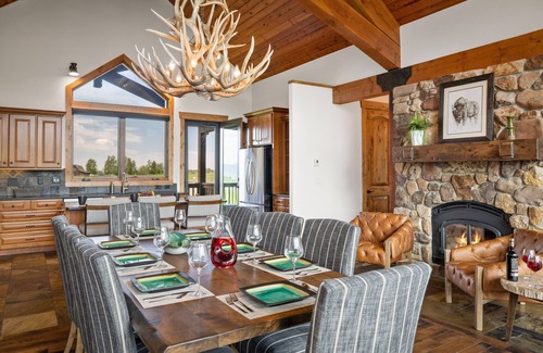 Clawson House | KABINO: Partial A/C Hot Tub FirePit Foosball Telescope Games WiFi Grill Mtn Views