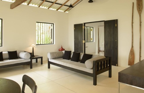 Morakatiyara House | Kahumba: One bedroom hideaway opening onto Mawella Beach