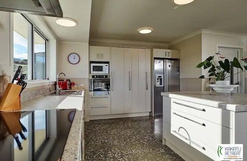Kaikoura Apartment | Kakatu Retreat - Swallows Nest, Kakatu Retreat | Swallows | Nest | Breakfast Included