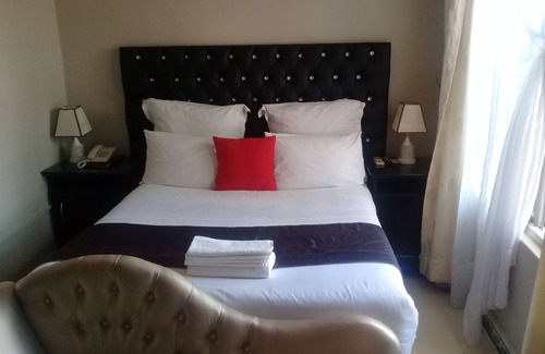 Lusaka Cabin | Kakwele Lodge & Tours