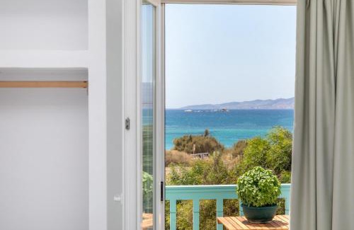 Plaka Apartment | kalais Beachfront Suites - Sea Vibes Stay, Bus Stop Right Outside, 12-Minute Drive from Naxos Town & Free Beach Chairs