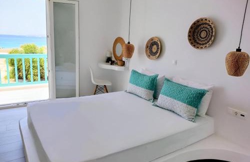 Plaka Apartment | kalais Beachfront Suites - Sea Vibes Stay, Bus Stop Right Outside, 12-Minute Drive from Naxos Town & Free Beach Chairs