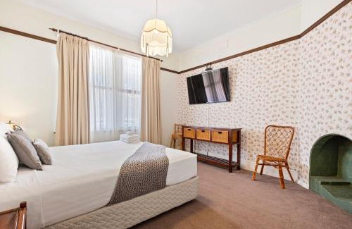 New Town House | Kallara House walk to restaurant strip