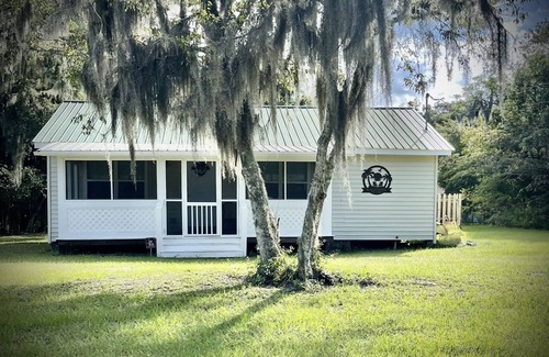 Darien Cottage | Kallie’s Cottage 5 minute walk to waterfront