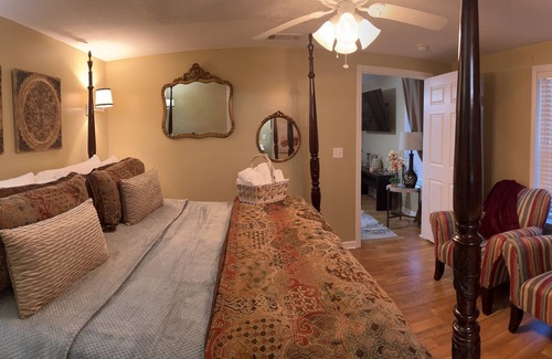 Darien Cottage | Kallie’s Cottage 5 minute walk to waterfront