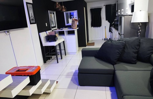 Balibago House | Kandi Luxury 2 BR Privte Jacuzzi Free Housekeeping 500 Mbps