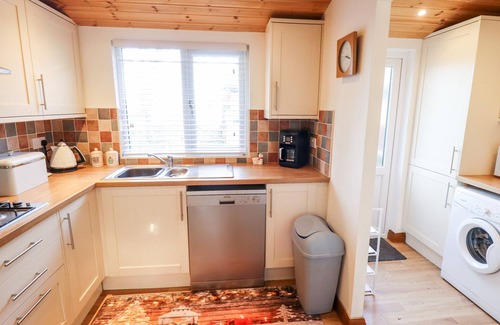 Burgh le Marsh Cottage | KANTANKYE LODGE, pet friendly, with a garden in Wainfleet All Saints