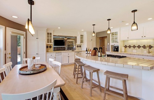 Sebastopol House | KANZLER Vineyard House with Hot Tub & Pool