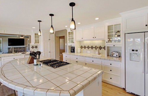 Sebastopol House | KANZLER Vineyard House with Hot Tub & Pool