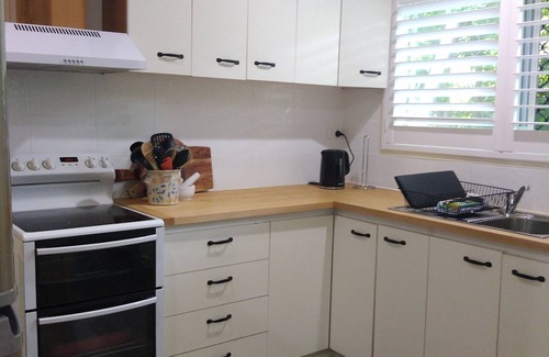 Brisbane Waterfront House | 'Kardinia' Holiday Home close to Dalpura Beach and boat ramp.